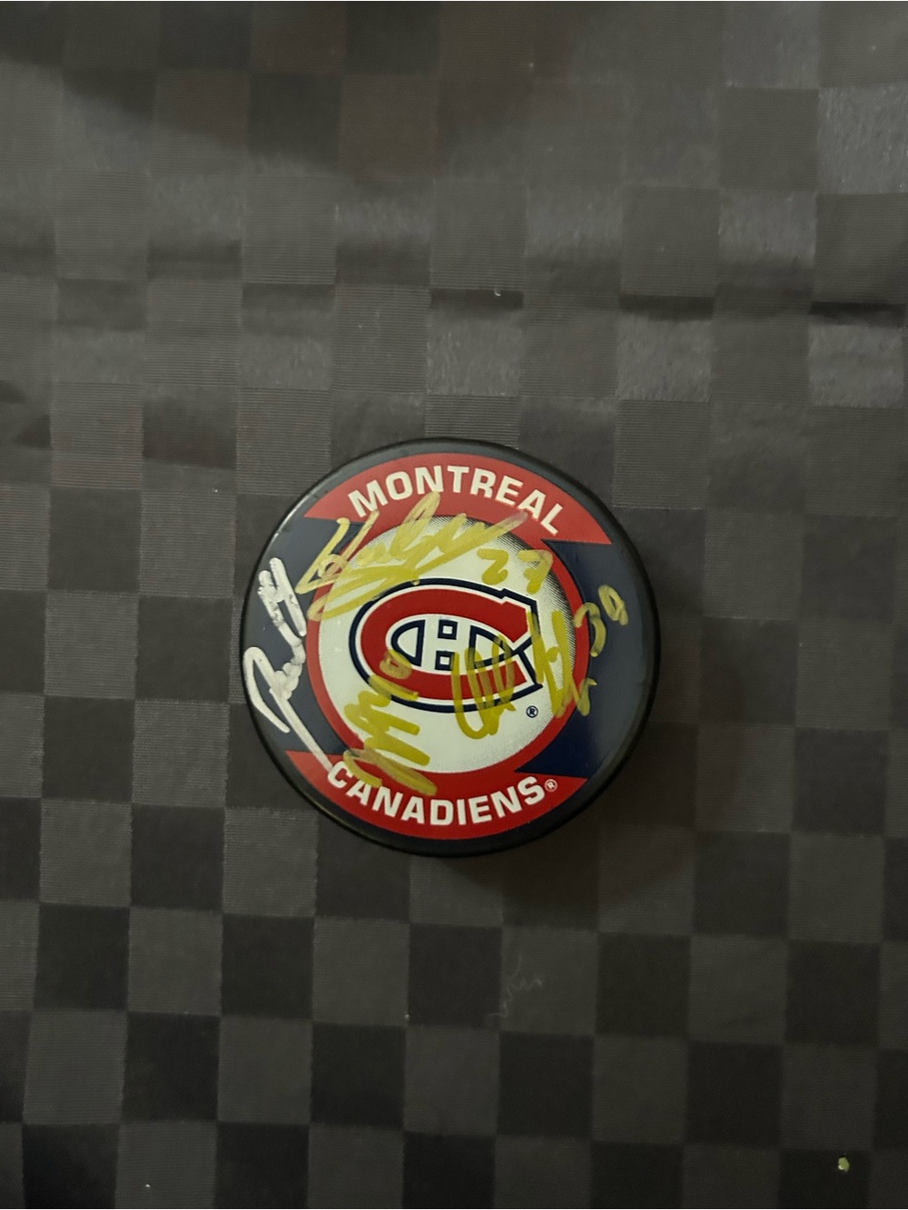 5 signatures on Montréal Canadiens puck